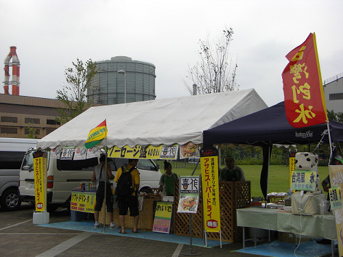 スタジアム外も売店あり